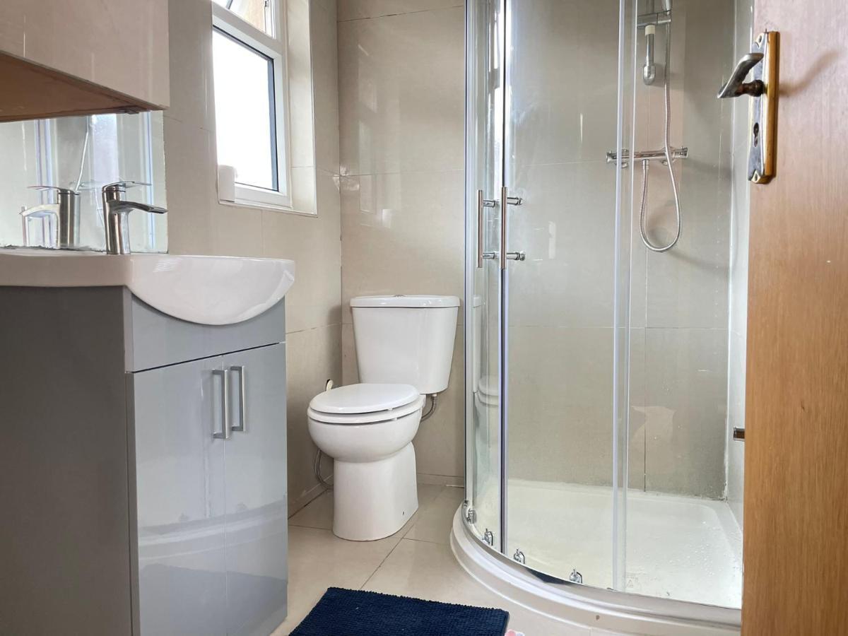 Private Room- Direct Travel Central/ Heathrow London Exterior photo