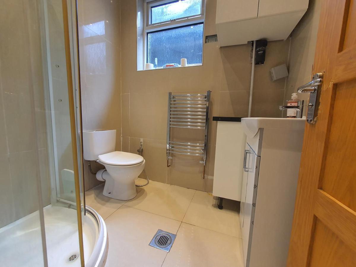 Private Room- Direct Travel Central/ Heathrow London Exterior photo