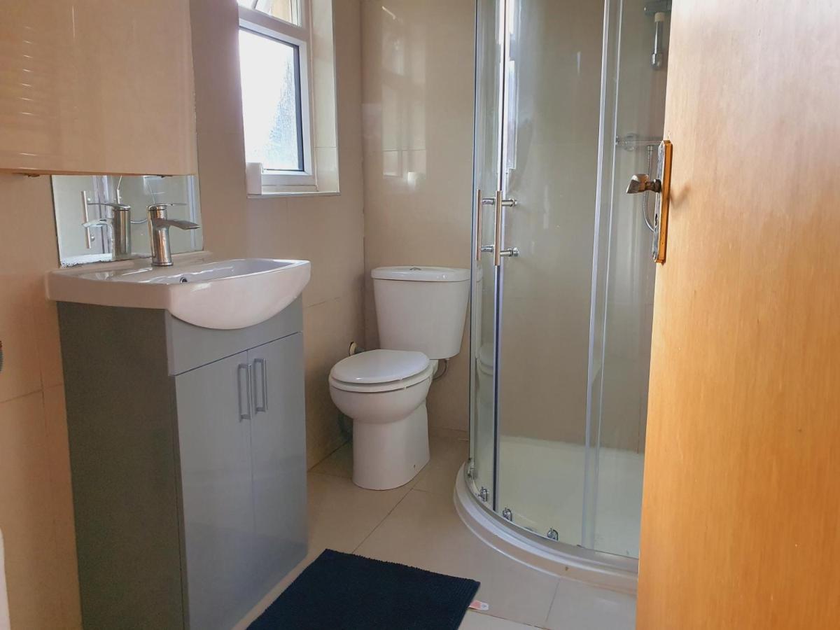 Private Room- Direct Travel Central/ Heathrow London Exterior photo